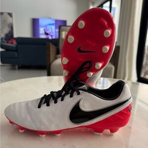 Nike Tiempo Soccer Cleats - REAL LEATHER! - 819255-106 - Men’s size 9